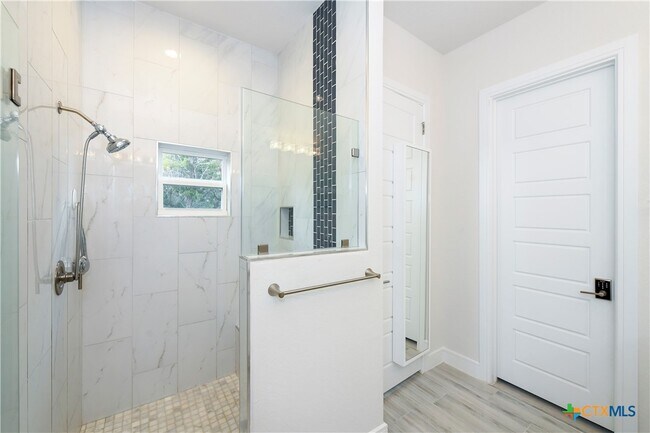 Building Photo - 114 High Point Cir