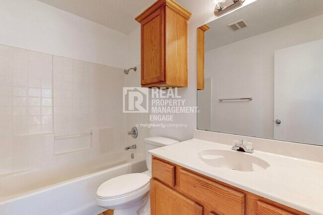 Building Photo - 404 Truman St