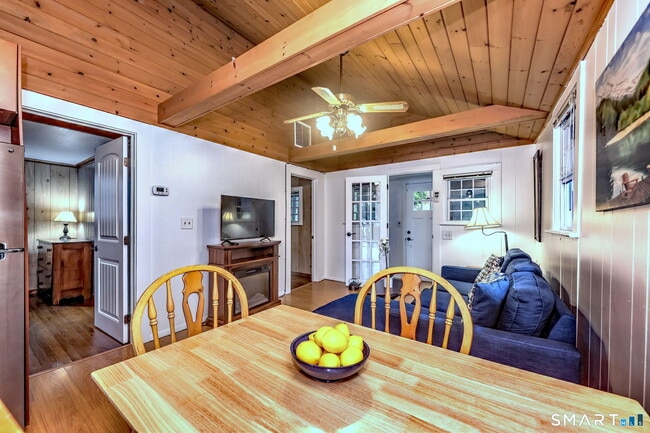 Building Photo - 10 Old Pinewood Trail