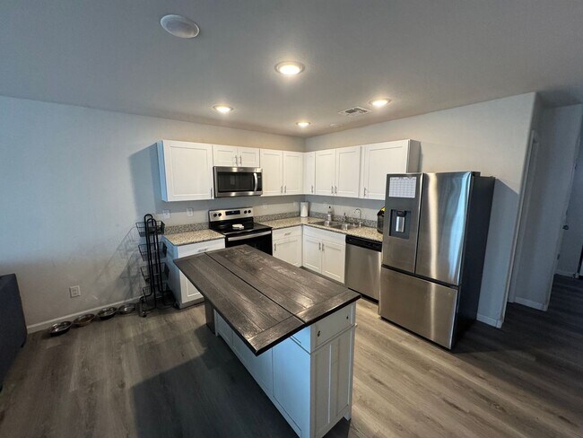 Building Photo - 470 Reizen Dr