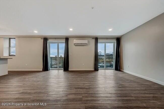 Building Photo - 633 Main St