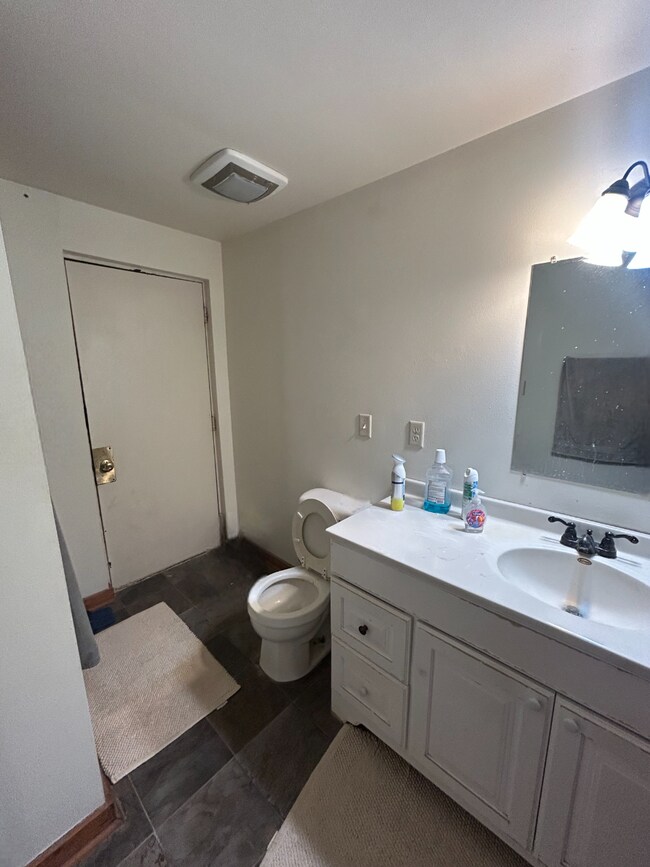 Building Photo - 7 bedroom 3 bath - available for June 1st ...
