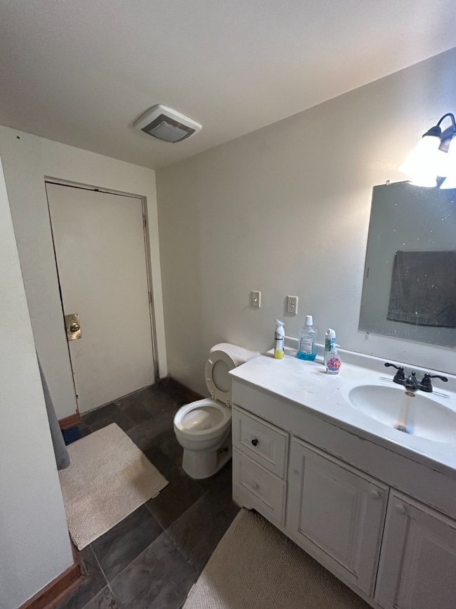Building Photo - 8 Bed 3 Bath close to UWEC!