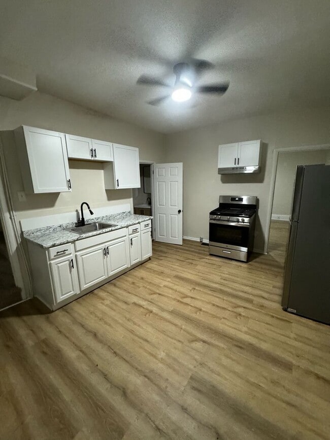 Building Photo - Charming 2BR Home in McKees Rocks