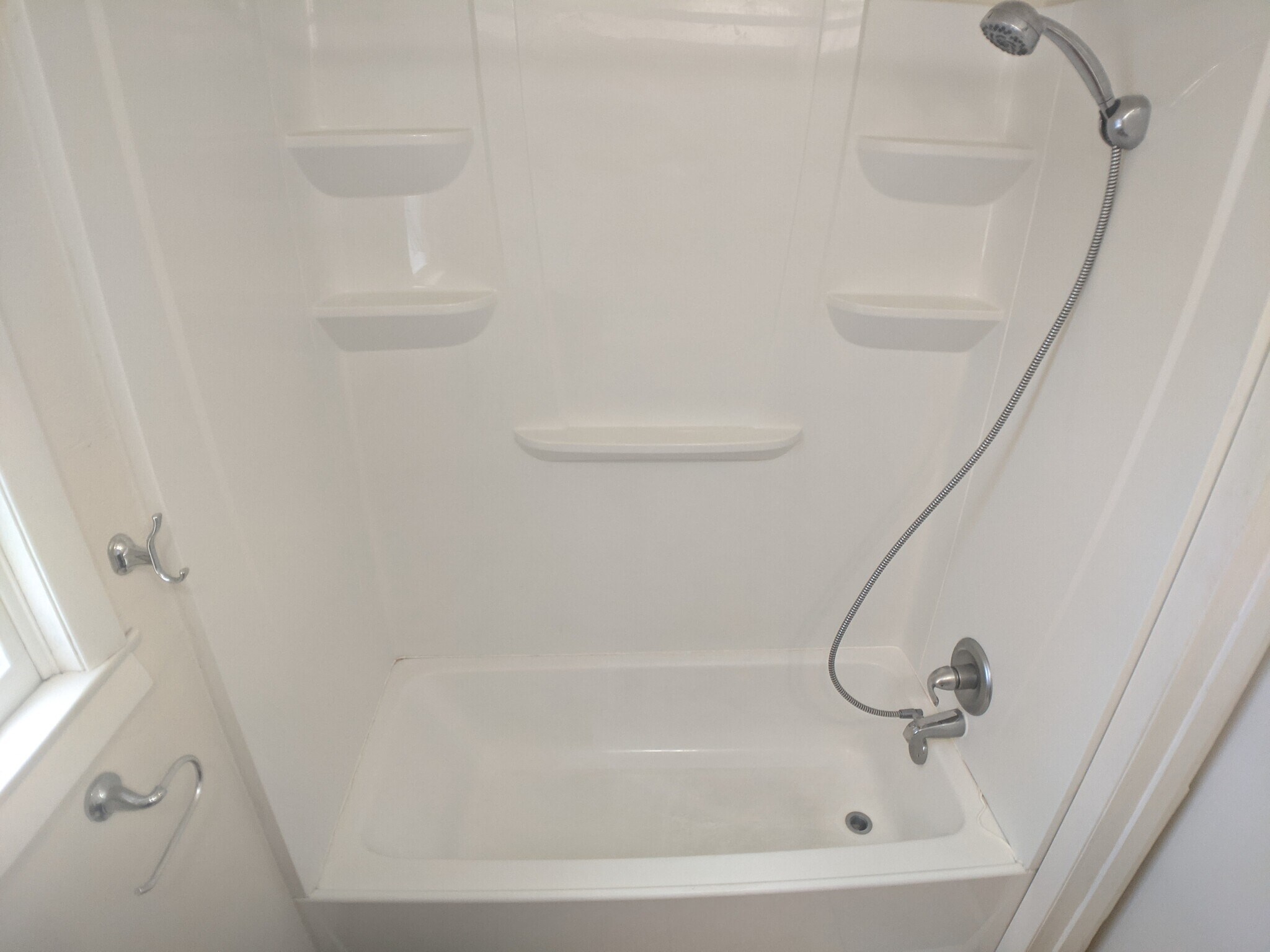 Tub/shower combo - great water pressure! - 613 Bay St