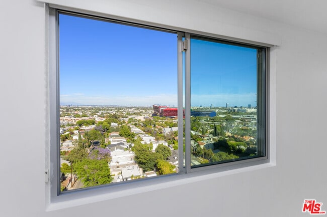 Building Photo - 838 N Doheny Dr