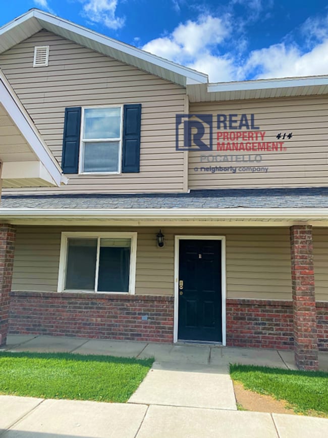 Building Photo - MOVE IN SPECIAL - 2 Bed 1.5 Bath Town Home - 1 Car garage