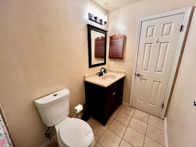 Building Photo - Beautiful End Unit Townhouse