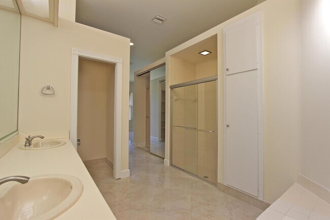 Building Photo - 252 Sussex Cir