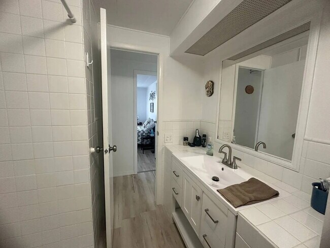 Building Photo - "Charming 2-Bed, 2-Bath Retreat in Nokomis!"