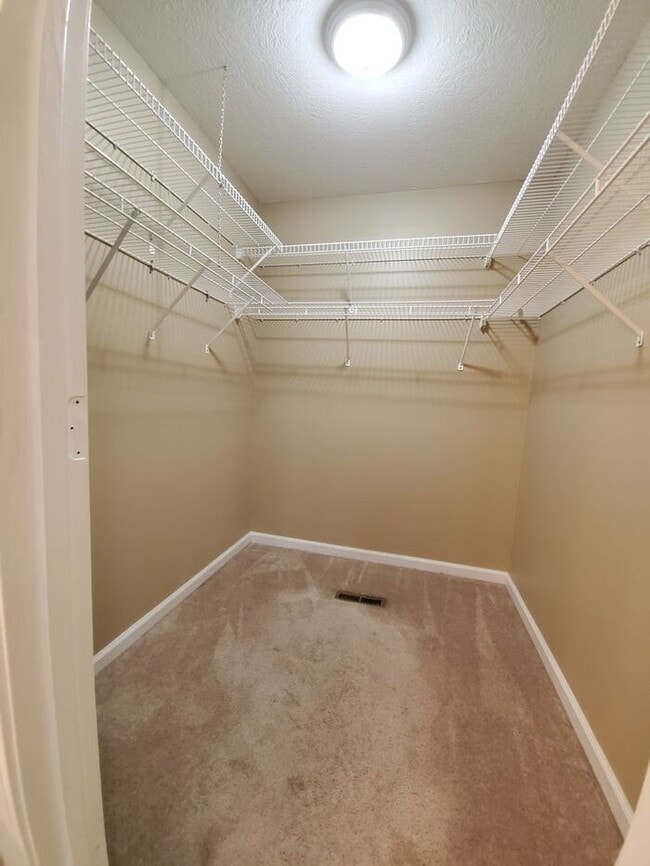 Building Photo - 3 Bedroom On Cul-de-sac, East Side Location