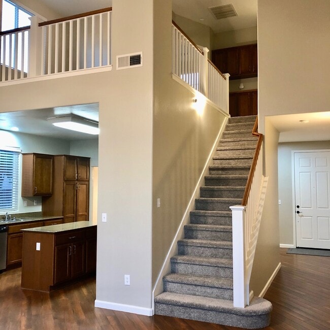 Building Photo - $2,695 Shepherd & Clovis, 3 Bed +Loft, Bea...