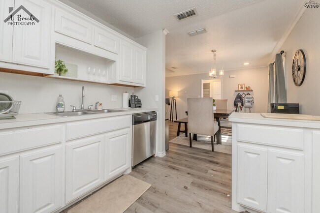 Building Photo - 1505 City View Dr