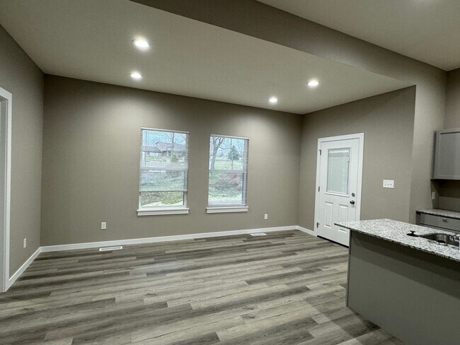 Building Photo - Newer 4 Bedrooms/2 Baths/Oversized 2 Car Garage Home Coming Available!