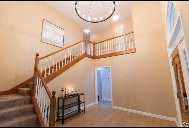 Light and bright entry - 1524 Foxfire Dr