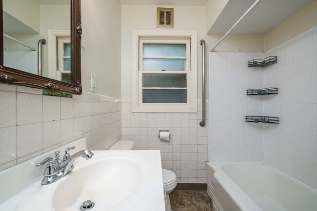 Building Photo - PET FRIENDLY Super Cute Craftsman Home 3 bedroom 1 Bath with Basement