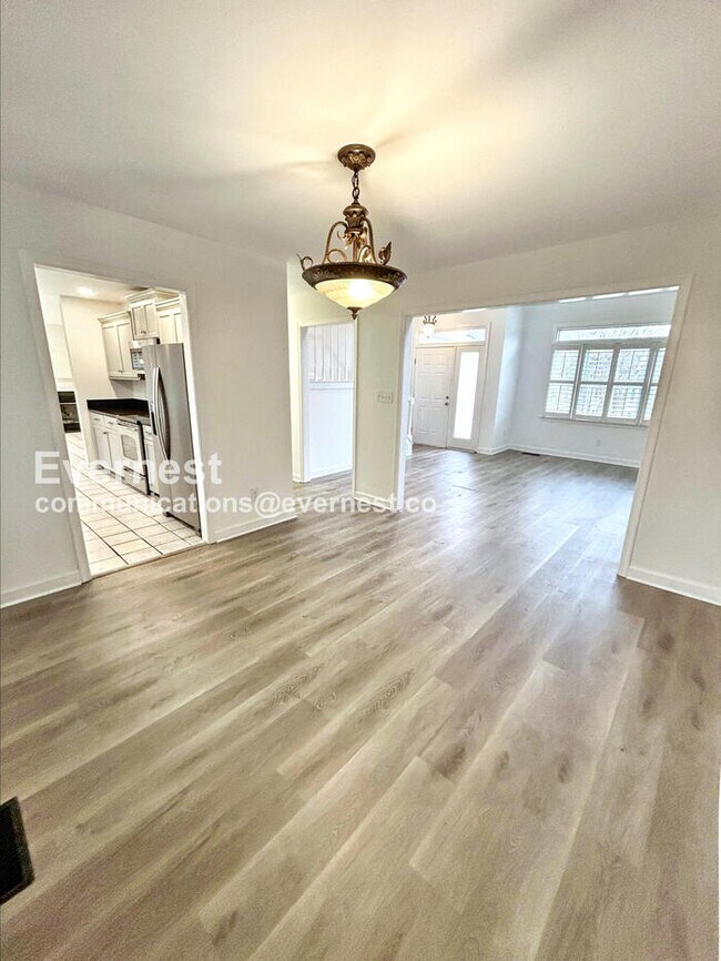 Building Photo - 3501 Shaker Dr