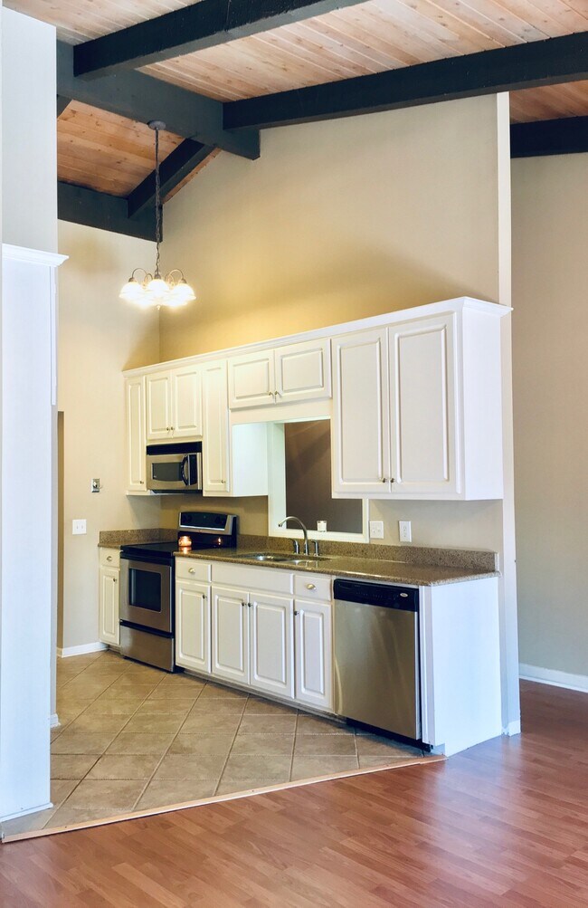 Building Photo - 2050 Cherokee Dr