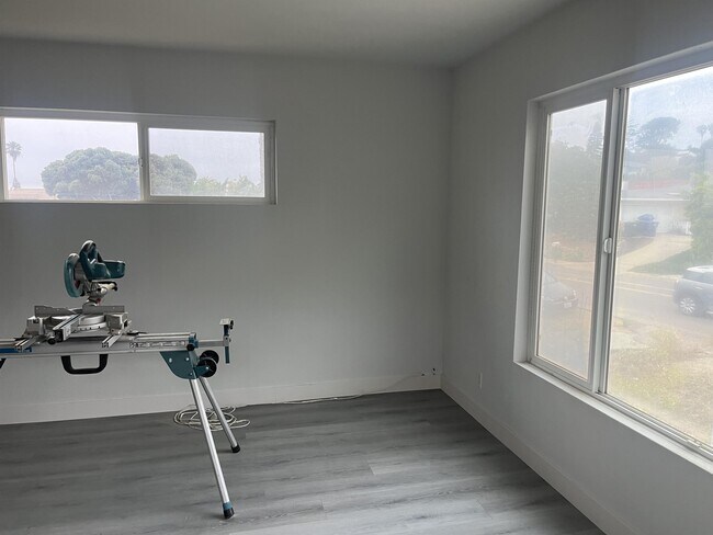 Building Photo - 609 S Cedros Ave