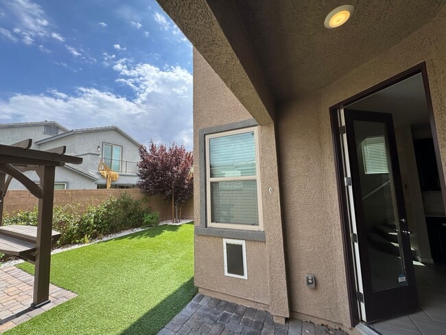 Building Photo - 932 Lotus Falls St