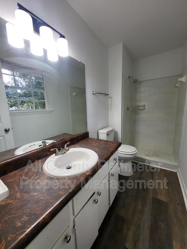 Building Photo - 6370 Ashdale Dr