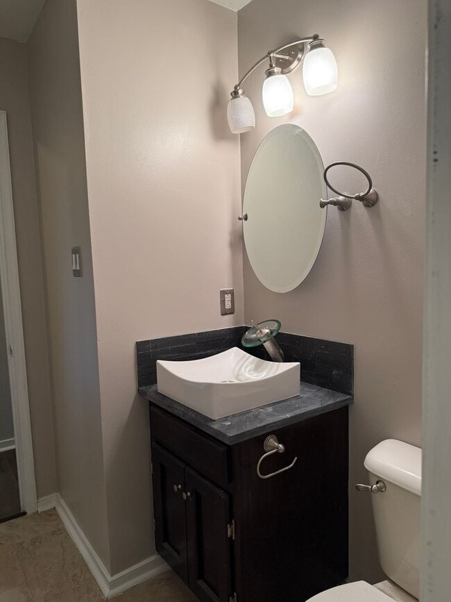 Building Photo - Adorable Recently Renovated 3 Bed 1.5 Bath Home $2395