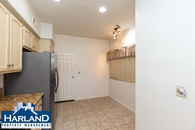 Building Photo - 3882 Creststone Pl