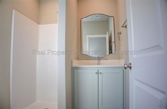 Building Photo - 724 S Weenonah Ave