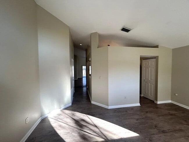 Building Photo - 3019 Pyramid Ave