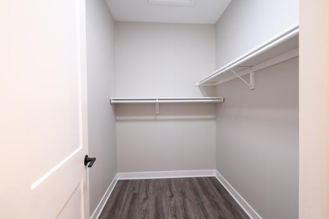 Building Photo - 8441 Oak Shade Cir