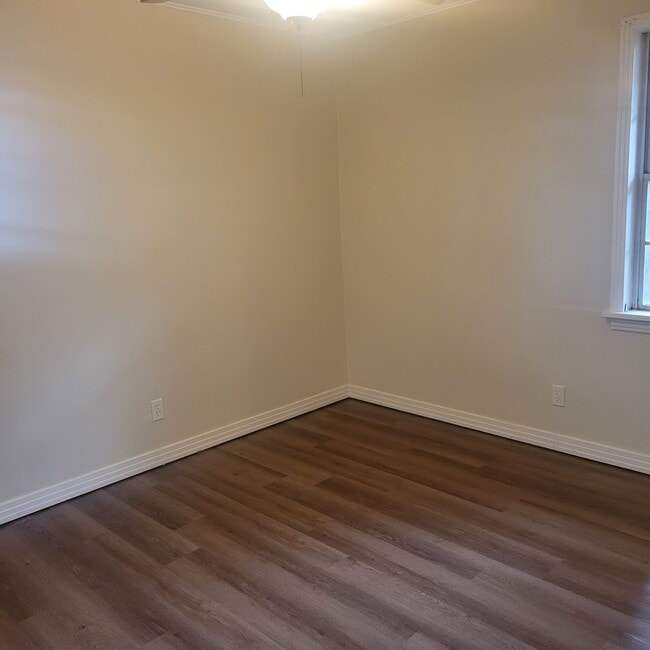 Building Photo - 210 Camellia Dr