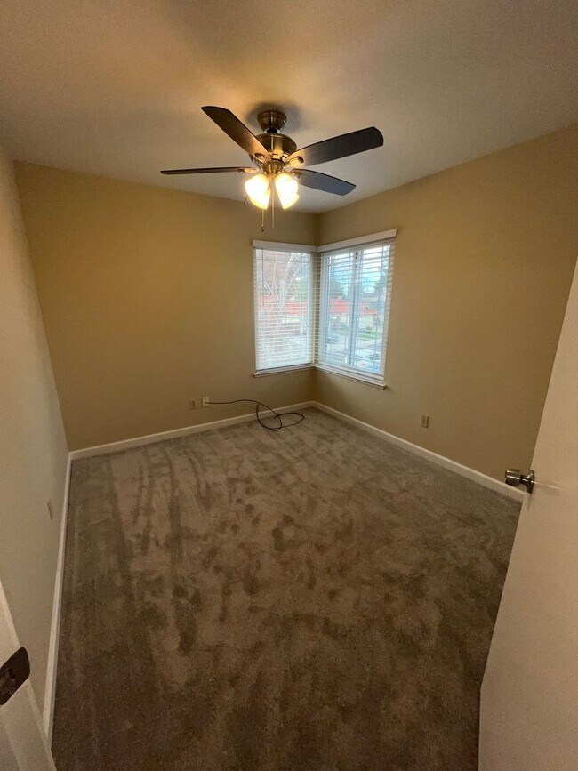 Building Photo - 4BR / 2.5 bath with over 1700 square feet....