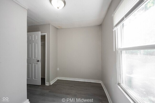 Building Photo - 445 W 29th St