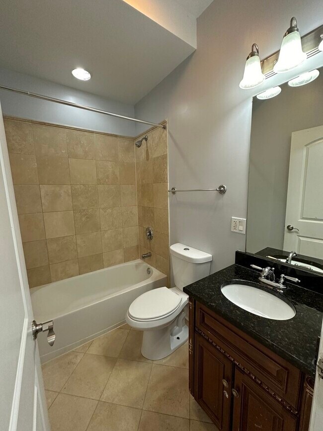 Building Photo - 6229 N Richmond St