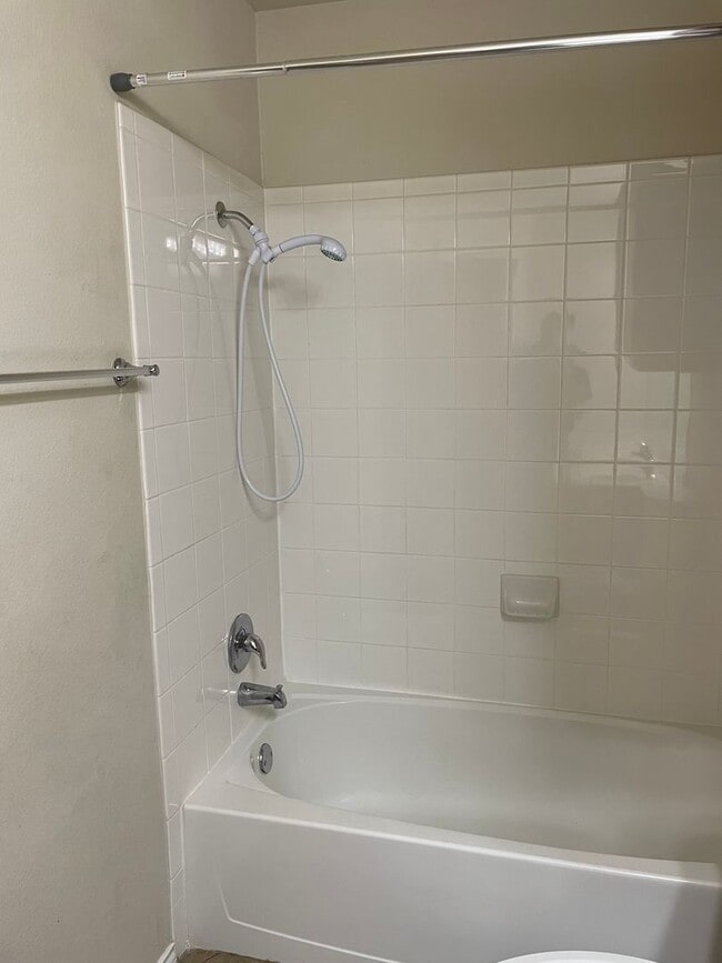 Building Photo - Application Received! 3 bed, 2 bath with B...