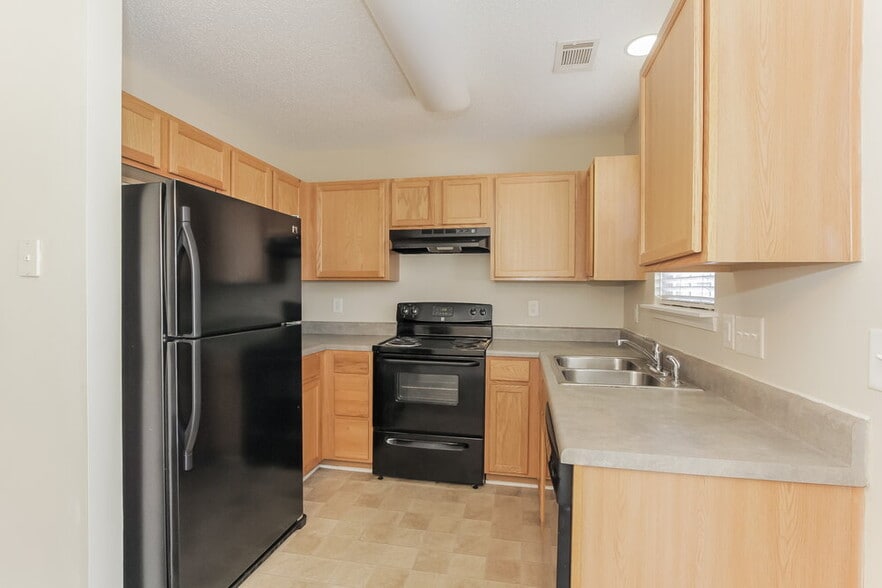 Building Photo - 17113 Greenlawn Hills Ct