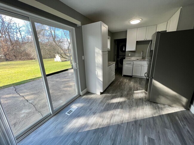 Building Photo - Massive Space! 4 Bedrooms 2 Bathrooms - Cr...