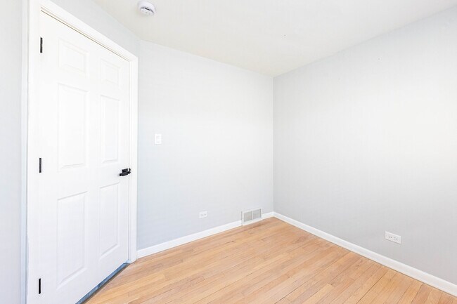 Building Photo - 4914 W 32nd Pl