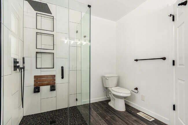 Building Photo - Lovely three bed / one bath home for rent