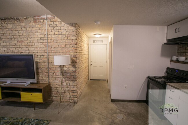 Building Photo - 108 S Hosmer St