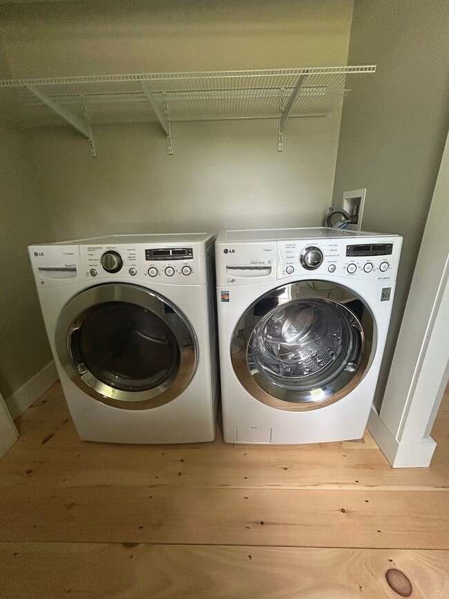 Building Photo - Beautiful renovated 5 bedroom 2.5 bath sin...