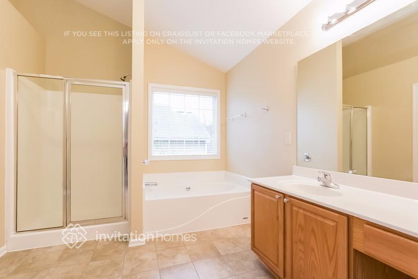 Building Photo - 6532 Silk Tree Pointe