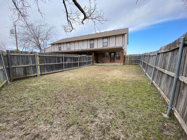 Building Photo - AVAILABLE NOW 2 BED 1.5 BATH TOWNHOME IN K...