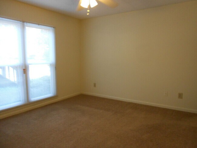 Building Photo - Spacious 2 Bedroom Condo Near Downtown Ath...