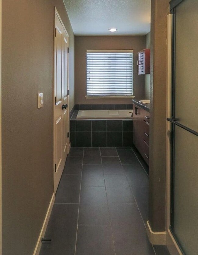 Building Photo - Beautiful 2br/2.5ba Townhome in Arbor Parc...