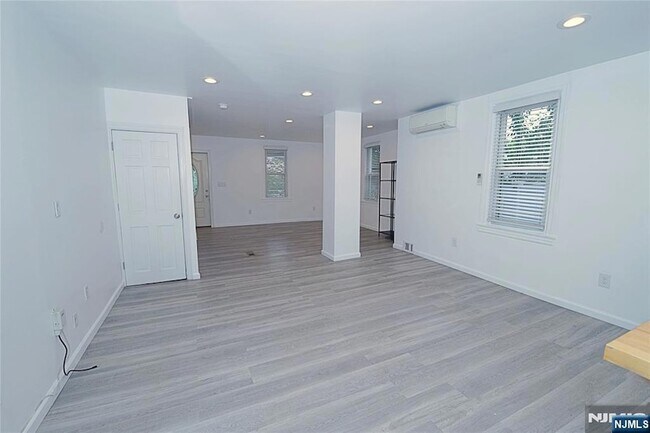 Building Photo - 454 Undercliff Ave