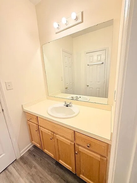 Building Photo - Room in Duplex on North St