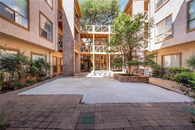 Building Photo - 806 W 24th St