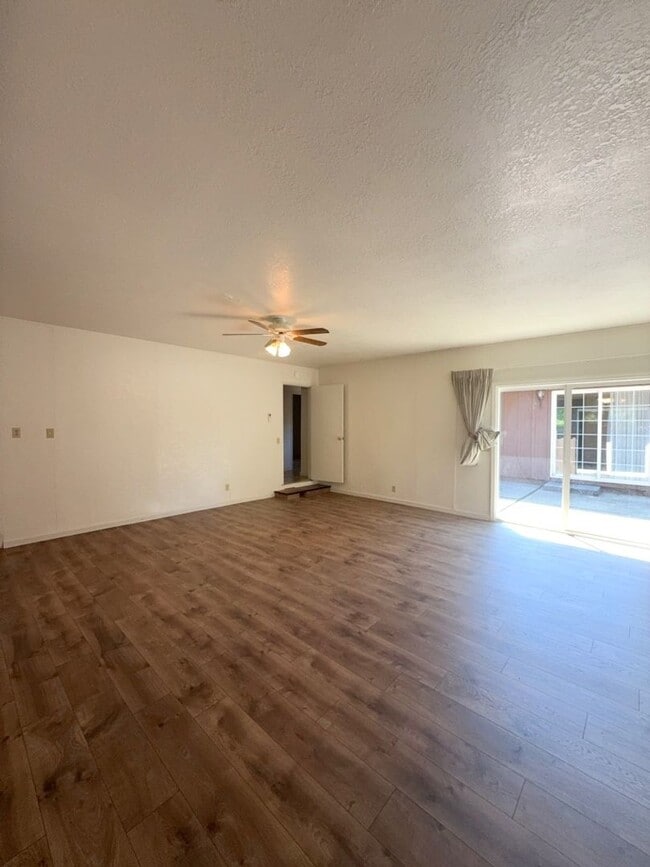 Building Photo - 615 Beverly Way