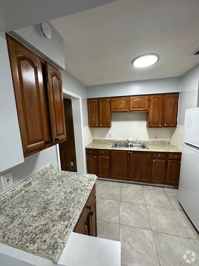 Building Photo - Fully Renovated 3/2 Available for Immediat...